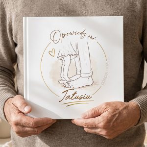 personalizowana-ksiazka-opowiedz-mi-tatusiu-z-jasna-okladka.jpg Osoba trzymająca biały album z napisem "Opowiedz mi, Tatusiu", na okładce znajdują się ilustracje stóp dorosłego i dziecka oraz serce.