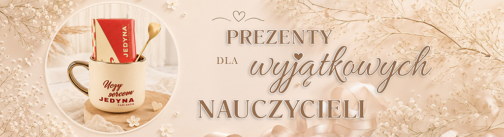 Kubek z napisem "Mój ulubiony nauczyciel" z czekoladami w tle, dekorowany delikatnymi kwiatami i wstążkami.