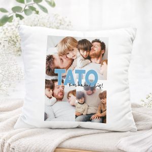 Poduszka z kolażem zdjęć, przedstawiającym ojca z dziećmi, z napisem "TATO Kochamy Cię!" w jasnym kolorze.