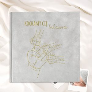 welurowy-album-dla-taty-z-personalizowanymi-imionami-dzieci.jpg Szara okładka albumu z napisem "Kochamy Cię Tatusiu" oraz rysunkiem zaciśniętych dłoni.