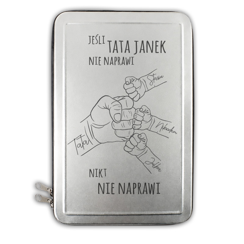 Etui z rysunkiem pięści i napisem "Jeśli tata Janek nie naprawi, nikt nie naprawi" na metalowej powierzchni.