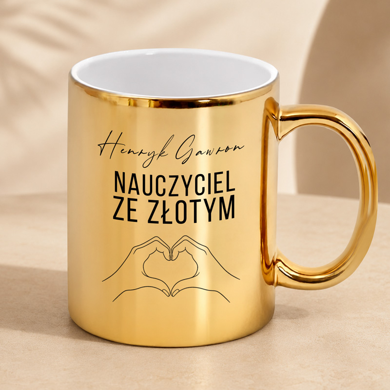 Personalizowany kubek dla nauczyciela w złotym kolorze jako podziękowanie od uczniów.