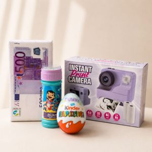 aparat-natychmiastowy-prezent-dla-dziecka.jpg Prezent dla dziecka z aparatem natychmiastowym został ułożony w jasnym pudełku z różowym wypełnieniem.