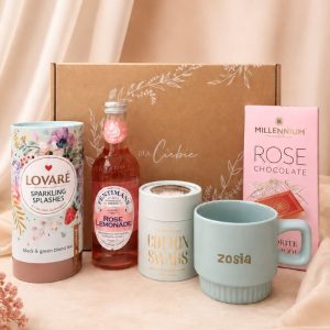 Box upominkowy dla Niej zawiera personalizowany kubek, herbatę, różową czekoladę i lemoniadę.