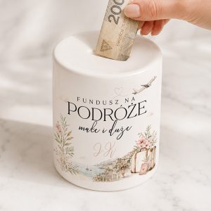 Ceramiczna skarbonka na podróże małe i duże jest ozdobiona personalizowanymi inicjałami.