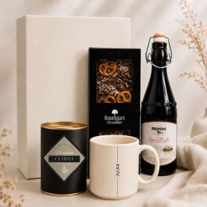 Ekskluzywny zestaw prezentowy Premium dla Dziadków zawiera personalizowany kubek, herbatę, czekoladę i oliwę.