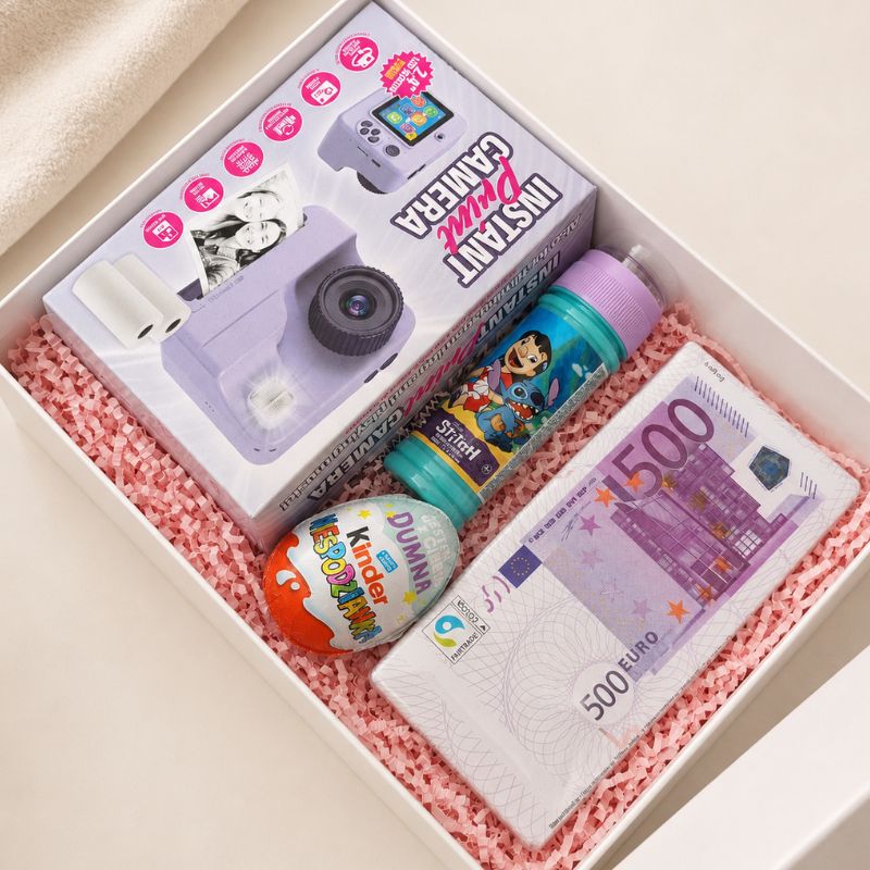 Aparat z funkcją drukowania zdjęć dla dziecka ma fioletową obudowę i dołączoną rolkę papieru.