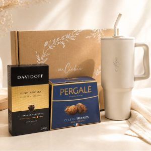Luksusowy zestaw prezentowy dla nauczycielki zawiera personalizowany kubek, kawę Davidoff i trufle Pergale.