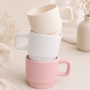Niebieski kubek ceramiczny z imieniem wyróżnia się żłobioną podstawą i matowym wykończeniem.