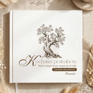 Personalizowana kronika życia dla prababci ma elegancką okładkę z ilustracją rodzinnego drzewa.