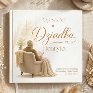 Personalizowana książka Opowieści Dziadka Historie Rodzinne posiada twardą okładkę z ilustracją dziadka siedzącego w fotelu.