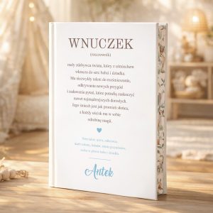 Personalizowana książka z bajkami dla wnuka ma okładkę z definicją słowa „Wnuczek” i imieniem dziecka.