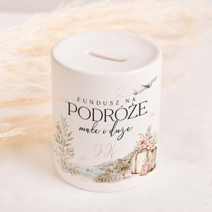 personalizowana-skarbonka-podroznicza-z-inicjalami.jpg Biała skarbonka podróżnicza pomaga odkładać pieniądze na wakacje i wymarzone wyjazdy.