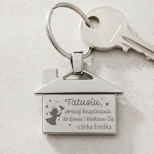 Personalizowany brelok do kluczy w kształcie domku jest wzruszającym prezentem dla taty.