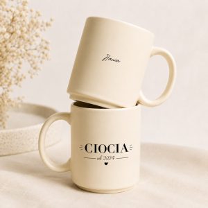 Personalizowany kubek dla Cioci ma kremowy kolor oraz subtelny nadruk z imieniem.