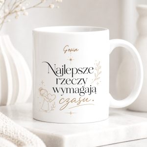 Personalizowany kubek motywacyjny z imieniem i napisem „Najlepsze rzeczy wymagają czasu”.