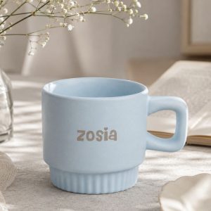 Personalizowany kubek ryflowany z imieniem dla nastolatki ma nowoczesny kształt i szeroki uchwyt.