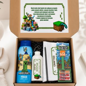 Zestaw upominkowy związany z grą Minecraft, zawierający butelkę, notes oraz gadżety, wszystko zapakowane w eleganckie pudełko.