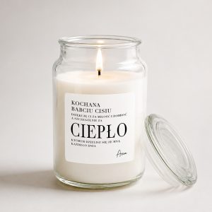 Świeca zapachowa w szklanym słoiku z etykietą, na której widnieje podziękowanie dla babci za miłość i ciepło.