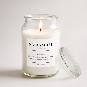 Świeca w przezroczystym słoiku z etykietą, zawierającą słowo "NAUCZYCIEL" oraz jego definicję.