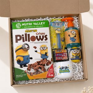 Zestaw prezentowy zawierający płatki śniadaniowe z Minionkami, cukierki PEZ, długopis, mydło i filiżankę z imieniem Bartek.