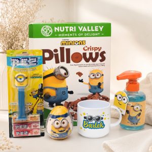 zestaw-prezentowy-minionki.jpg Zestaw produktów związanych z Minionkami, w tym pudełko płatków, kubek, mydło w płynie i zabawka typu PEZ.