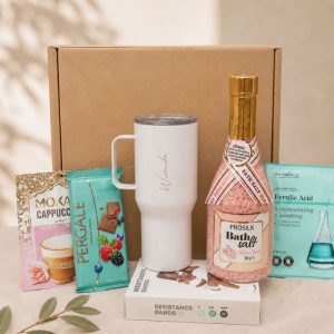 Zestaw prezentowy SPA dla Niej zawiera personalizowany kubek termiczny, kosmetyki, słodkości i taśmy oporowe.