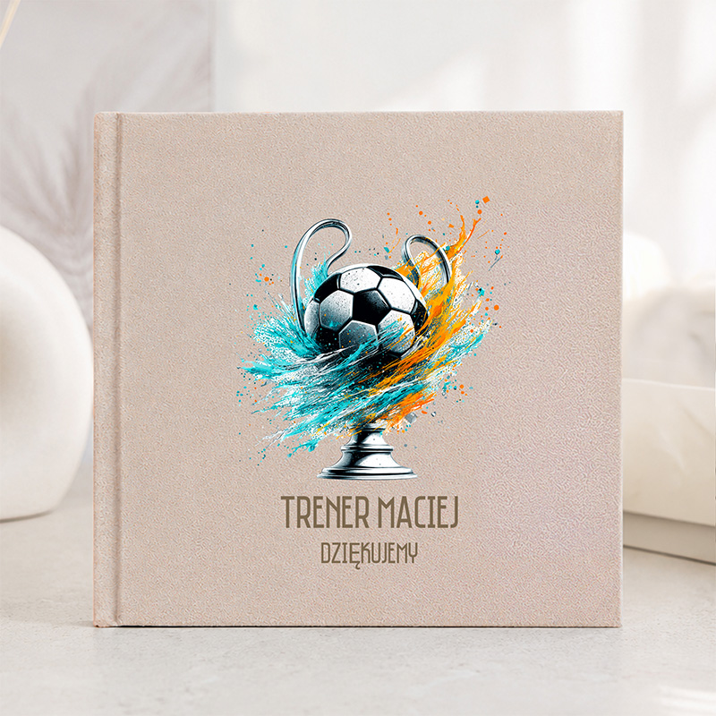 Welurowy album na zdjęcia, dostępny jako personalizowany prezent dla trenera piłki nożnej.