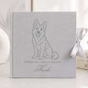 Personalizowany welurowy album na zdjęcia z ilustracją owczarka i miejscem na imię psa.