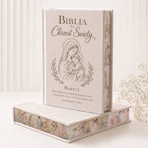 Zdobiona welurowa Biblia na Chrzest święty to piękna pamiątka, która przypomina o ważnym dniu. Personalizowane imię oraz podpis powodują, że publikacja staje się piękną pamiątką, która może służyć długie lata.