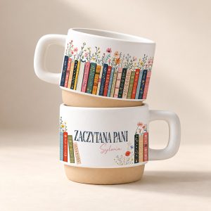 Personalizowany kubek dla szkolnej bibliotekarki z imieniem i motywem kolorowych książek.