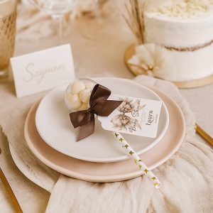 grzechotka-z-cukierkami-na-baby-shower-z-personalizowanym-bilecikiem.jpg Podziękowanie dla gości na baby shower w formie grzechotki.