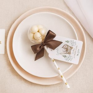 Grzechotka z jasnymi drażetkami jako podziękowanie dla gości na gender reveal.