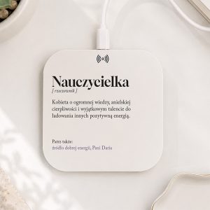 ladowarka-indukcyjna-z-definicja-dla-nauczycielki.jpg Ładowarka indukcyjna z słownikową definicją słowa nauczyciel. Przydatny gadżet na dzień nauczyciela.