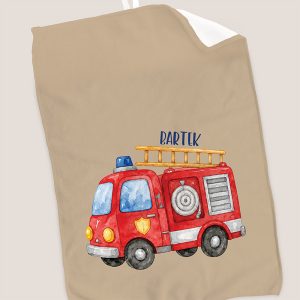 Mały personalizowany ręcznik z imieniem chłopca i czerwonym wozem strażackim, idealny do przedszkola.