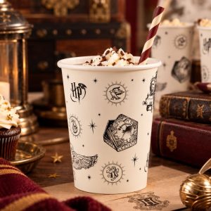 Papierowy kubeczek ozdobiony magicznymi ilustracjami w stylu Harry Potter.