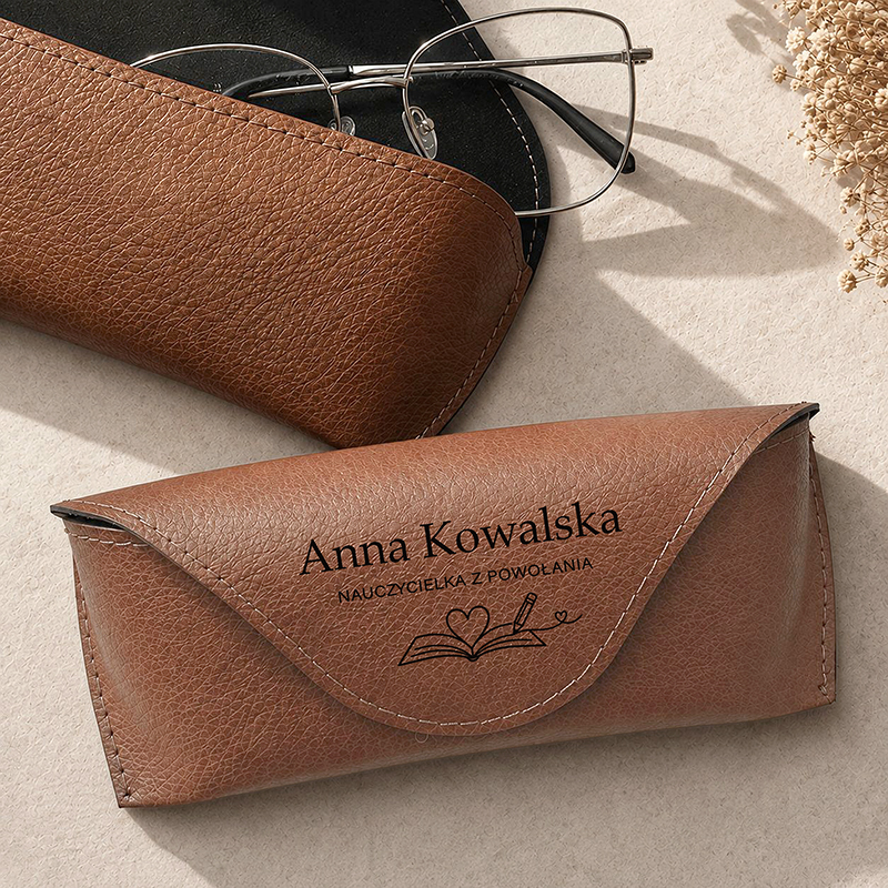 Personalizowane skórzane etui dla nauczycielki to elegancka propozycja na prezent z okazji dnia nauczyciela.