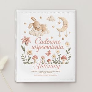 Personalizowany album na zdjęcia dla dziewczynki z imieniem, króliczkiem na chmurce i pastelowymi kwiatami.