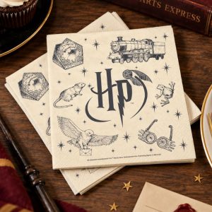 Zestaw beżowych serwetek z magicznym wzorem Harry Potter.