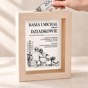 Drewniana personalizowana skarbonka z imionami. Wyjątkowy prezent z słownikową definicją na wiele okazji.