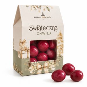 wisnie-w-czekoladzie-na-prezent-swiateczny.jpg Świąteczne pudełeczko z okienkiem, w którym znajdują się czerwone wiśnie w czekoladzie.