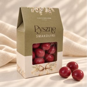 Wiśnie w czekoladzie w eleganckim oliwkowo-kremowym pudełeczku z przezroczystym okienkiem, kwiatową dekoracją i napisem „Pyszne Smakołyki”.