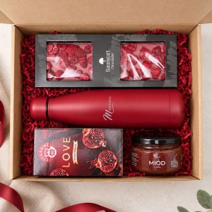 Burgundowy zestaw prezentowy z personalizowaną butelką termiczną.