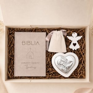 Elegancki zestaw na pamiątkę chrztu dla maluszka. Pięknie zdobiona i personalizowana biblia w towarzystwie starannie dobranych dodatków stanowi unikatowy prezent, który będzie służył dziecku przez kolejne lata.