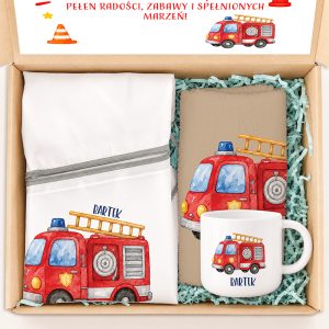 Personalizowany zestaw prezentowy dla małego fana straży pożarnej z kubkiem, ręcznikiem i workiem z imieniem.