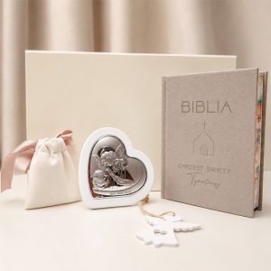zestaw-z-biblia-na-chrzciny-dla-dziecka Zestaw z personalizowaną biblią i dodatkami to ciekawa propozycja jako pamiątka na chrzest święty. Idealny jako pamiątka, która będzie służyć latami.