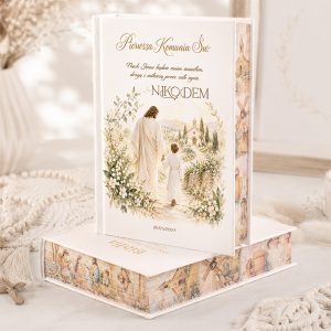 Personalizowana Biblia na Pierwszą Komunię Świętą z ilustracją Jezusa prowadzącego chłopca, imieniem i datą uroczystości.